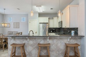 Kylskåp, mikrovågsugn, ugn och spishäll