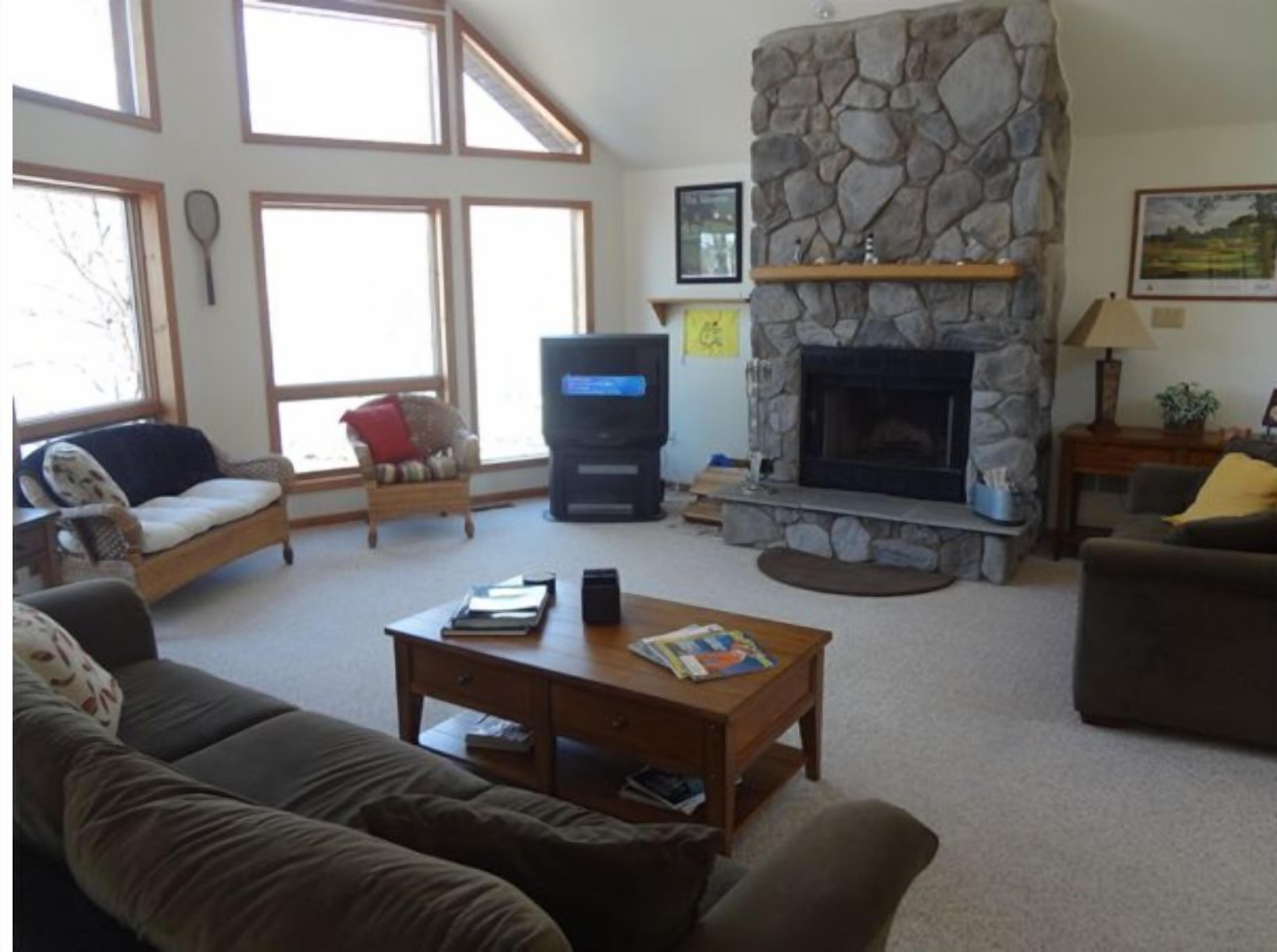 Smart-tv, eldstad, dvd-spelare och bordsfotboll