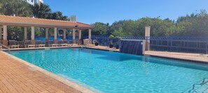 Een buitenzwembad en een verwarmd zwembad