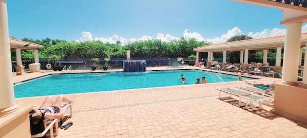 Piscina all'aperto, una piscina riscaldata