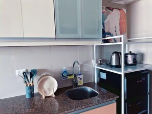 Kjøleskap, mikrobølgeovn, kokeplater og vannkoker