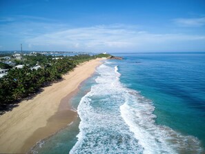 Ubicación cercana a la playa, tumbonas y toallas de playa