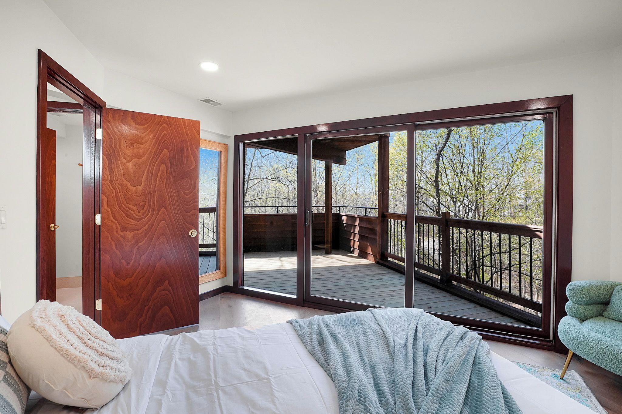 5 bedrooms, iron/ironing board, free WiFi, bed sheets