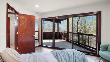 5 bedrooms, iron/ironing board, free WiFi, bed sheets