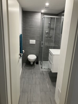 Douche, sĂšche-cheveux, serviettes fournies, papier toilette