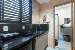 Refrigerador, horno, parrilla de estufa y cafetera y tetera 