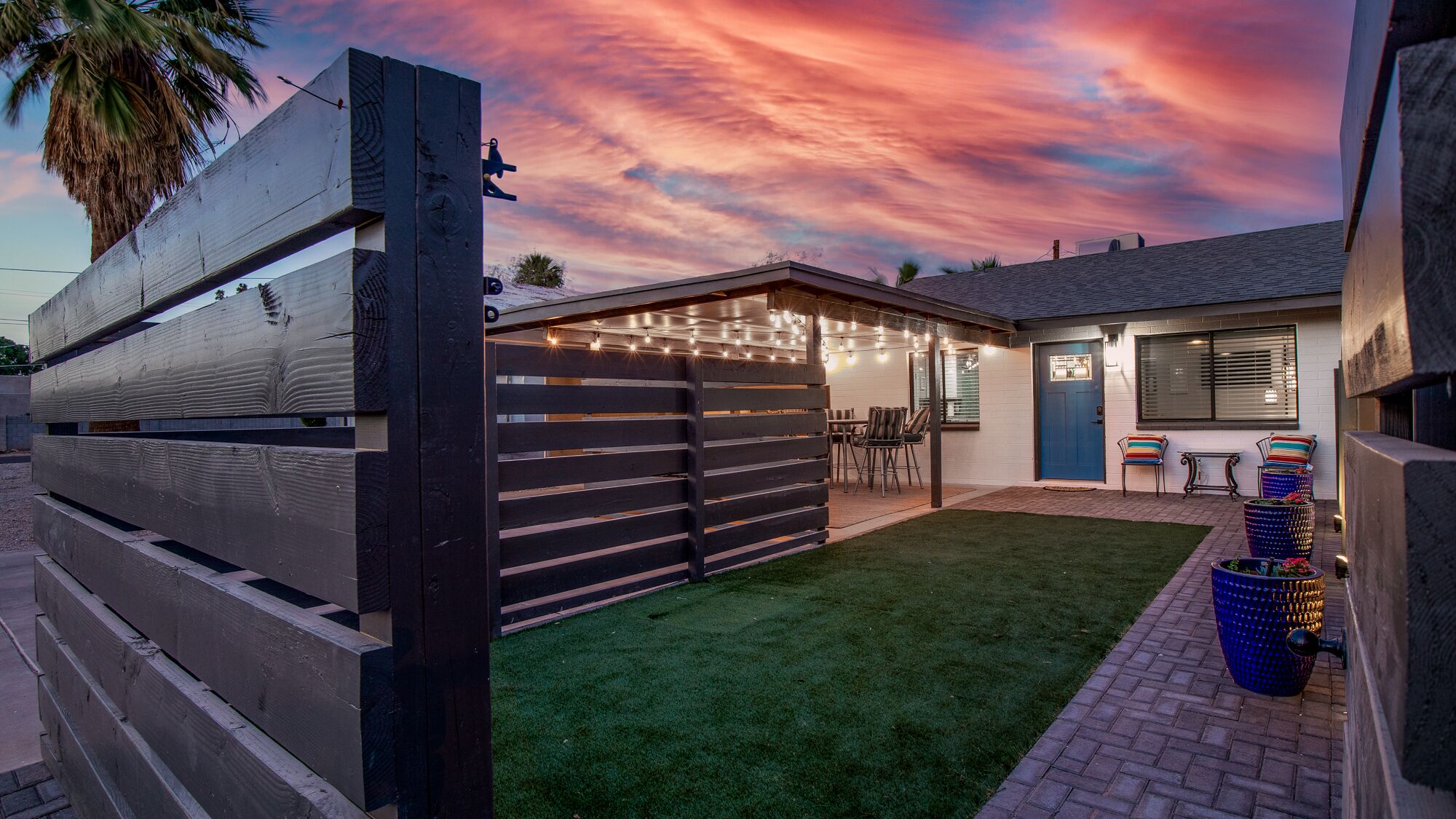Cozy home secluded in the center of the city, giving easy access to many events.