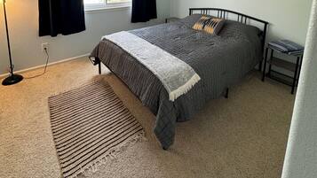 4 quartos, ferros/tábuas de passar roupa, berço de viagem