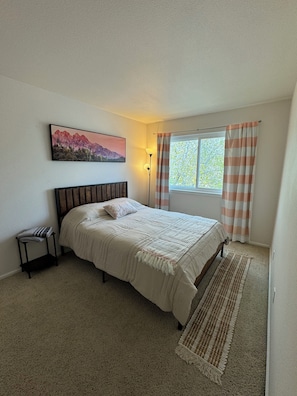 4 bedrooms, desk, iron/ironing board, travel crib - Green Jay House - Large Backyard and Nearby Pool (Centennial)