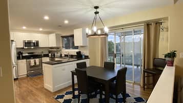 Geladeira, micro-ondas, fogão, cooktop