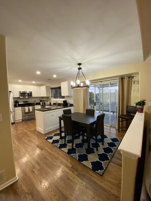 冰箱、微波炉、烤箱、炉灶