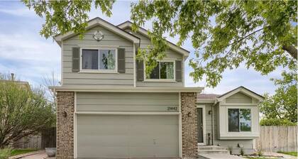 Green Jay House - Large Backyard and Nearby Pool