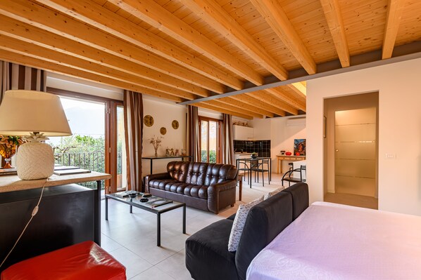 Books - Dependance In Riva al Lago second floor (Marone)