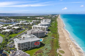 On the beach - ✨Oceanfront🌊 Breathtaking View🏖️ Central Location📍 Pool🏊‍♂️ Modern Elegance✨ (Stuart)