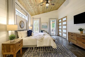 3 bedrooms, iron/ironing board, travel cot, free WiFi - NEW! Heavens Door, pet-friendly with bunk room, fire pit, hot tub & playground (Broken Bow)