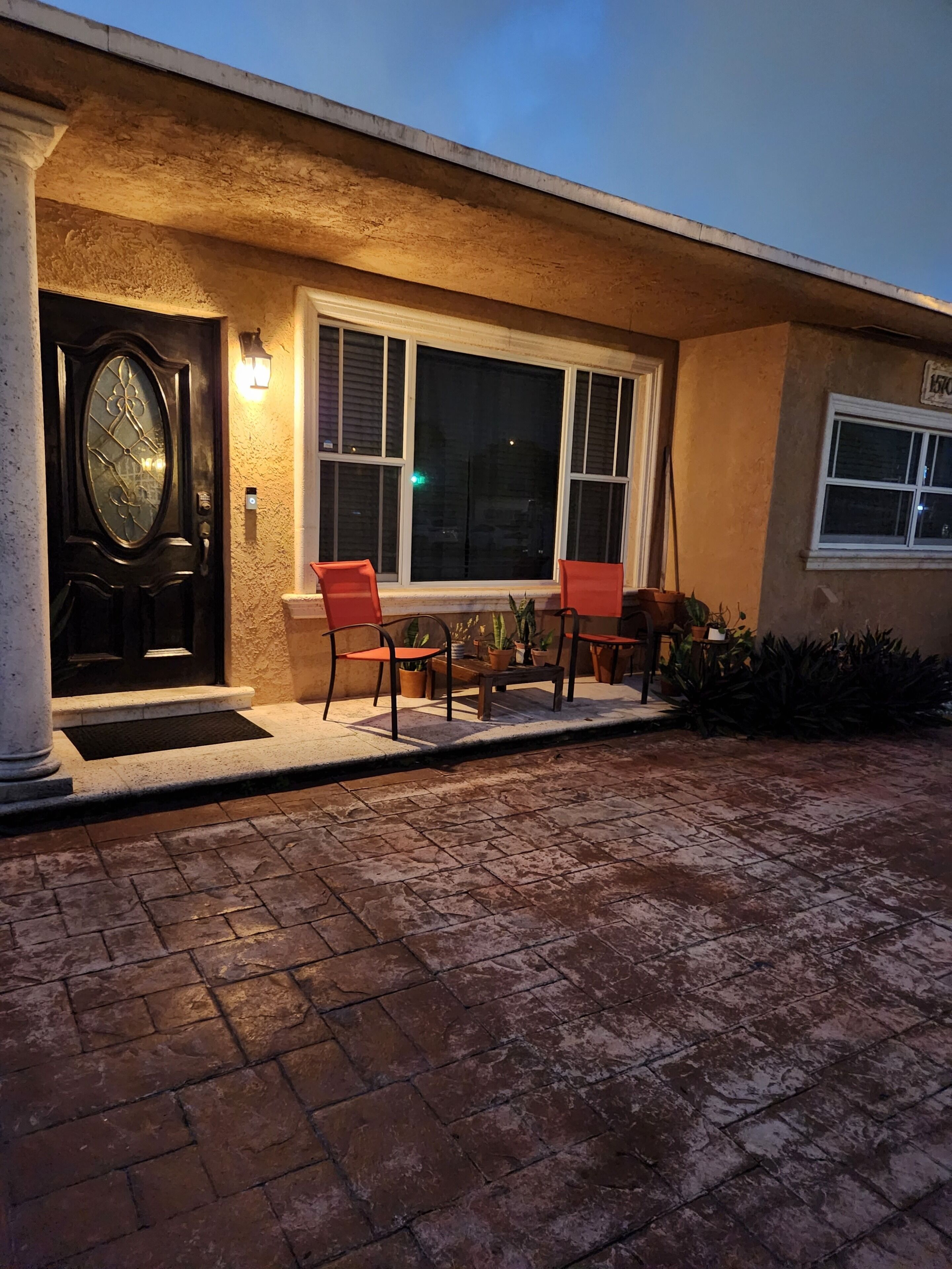 House close to shopping and more-18 minutes to airport-25 minutes to beaches.