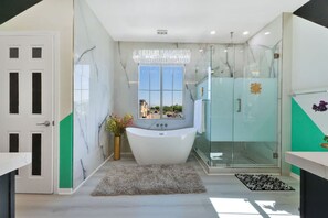 Tina, amenidades de baño ecológicas, secadora de cabello, toallas 