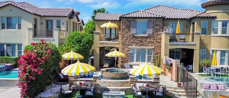 Una piscina al aire libre, una piscina climatizada