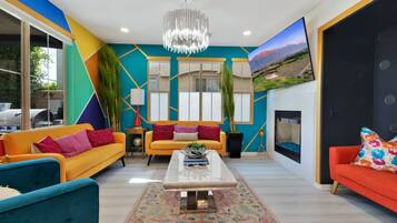 Smart TV, chimenea y videojuegos