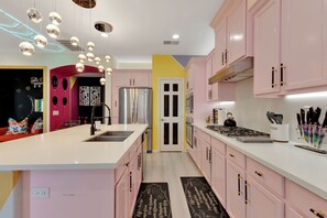 Fridge, microwave, oven, stovetop - Best game room/Most INSTA/FUN/Views/Golf (Indio)