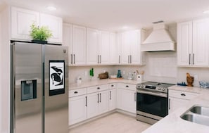 Frigorífico, microondas, horno y placa de cocina