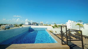 A rooftop pool with a clear view of the cityscape. - Modern apartment in the center near the beaches (Playa del Carmen)
