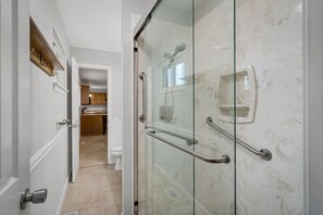 Dusche, Haartrockner, Handtücher, Seife