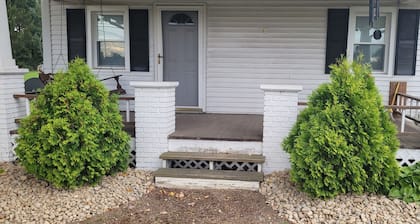Cozy home, in Amish country!
3 miles from Lehmans Hardware