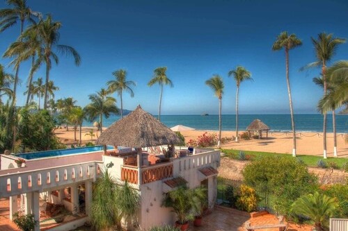 Spacious one bedroom oceanfront apartment 