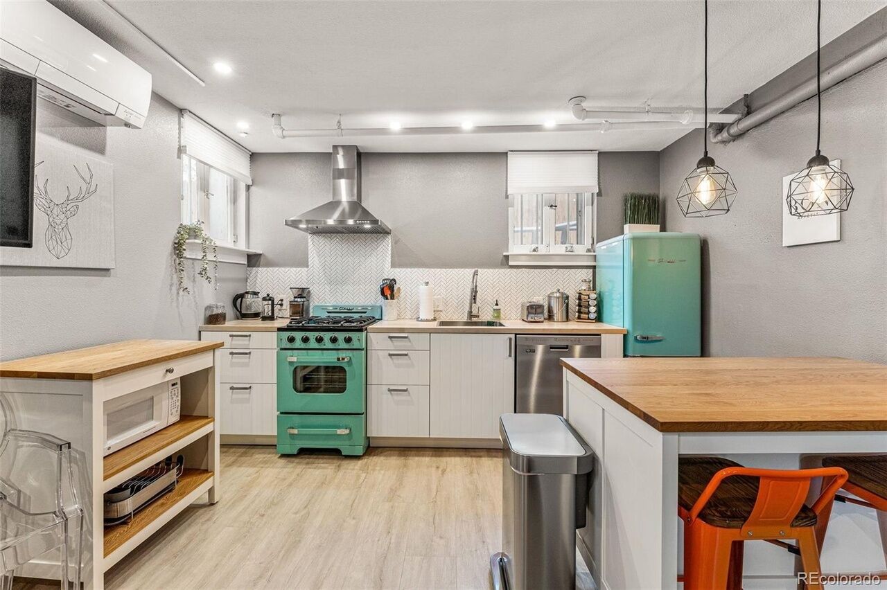Cozy apartment, walk to parks, restaurants, bars, gyms, boutiques, grocery store