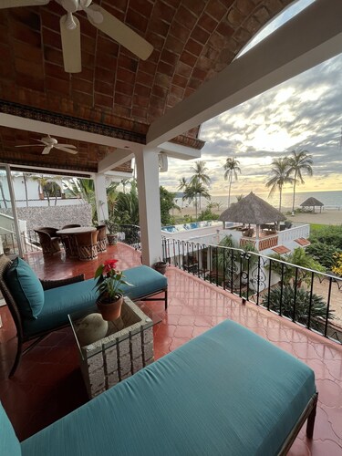 Spacious 2 bedroom oceanfront apartment 