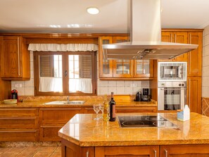 Fridge, microwave, oven, dishwasher - Cubo's La Era House Benalmadena Pueblo / piscina privada / familiar (Benalmádena)