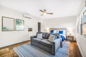 Smart TV - Beachside Retreat: Large Studio with AC 2 Blocks to Beach w/ Parking (San Diego)