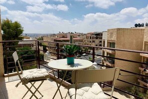 Outdoor dining - Modern & Central Apartment with Balcony in Abdoun (Amman)