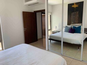 2 bedrooms, iron/ironing board, Internet, bed sheets - Modern & Central Apartment with Balcony in Abdoun (Amman)