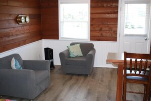 Individually decorated, individually furnished, free WiFi, bed sheets - The Lowtide Motel (Copalis Beach)