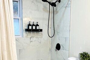 Haartrockner, Handtücher, Seife, Shampoo