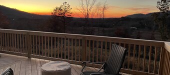 New Cabin with many amenities! Trail systems. Sleeps 8! Royal blue brimstone