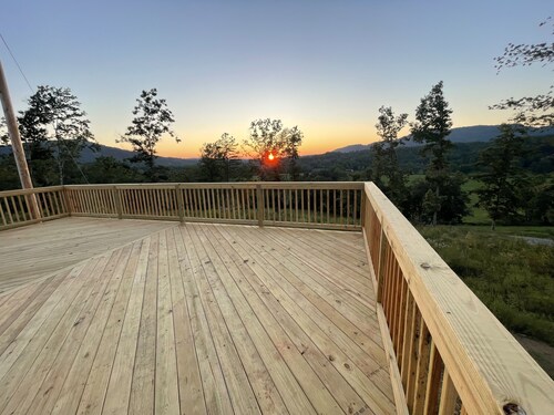 New Cabin with many amenities! Trail systems. Sleeps 8! Royal blue brimstone