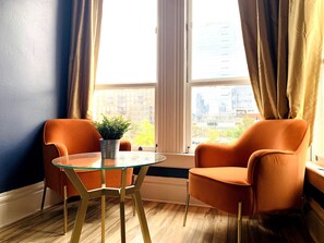 Escritorio y espacio para trabajar con laptop