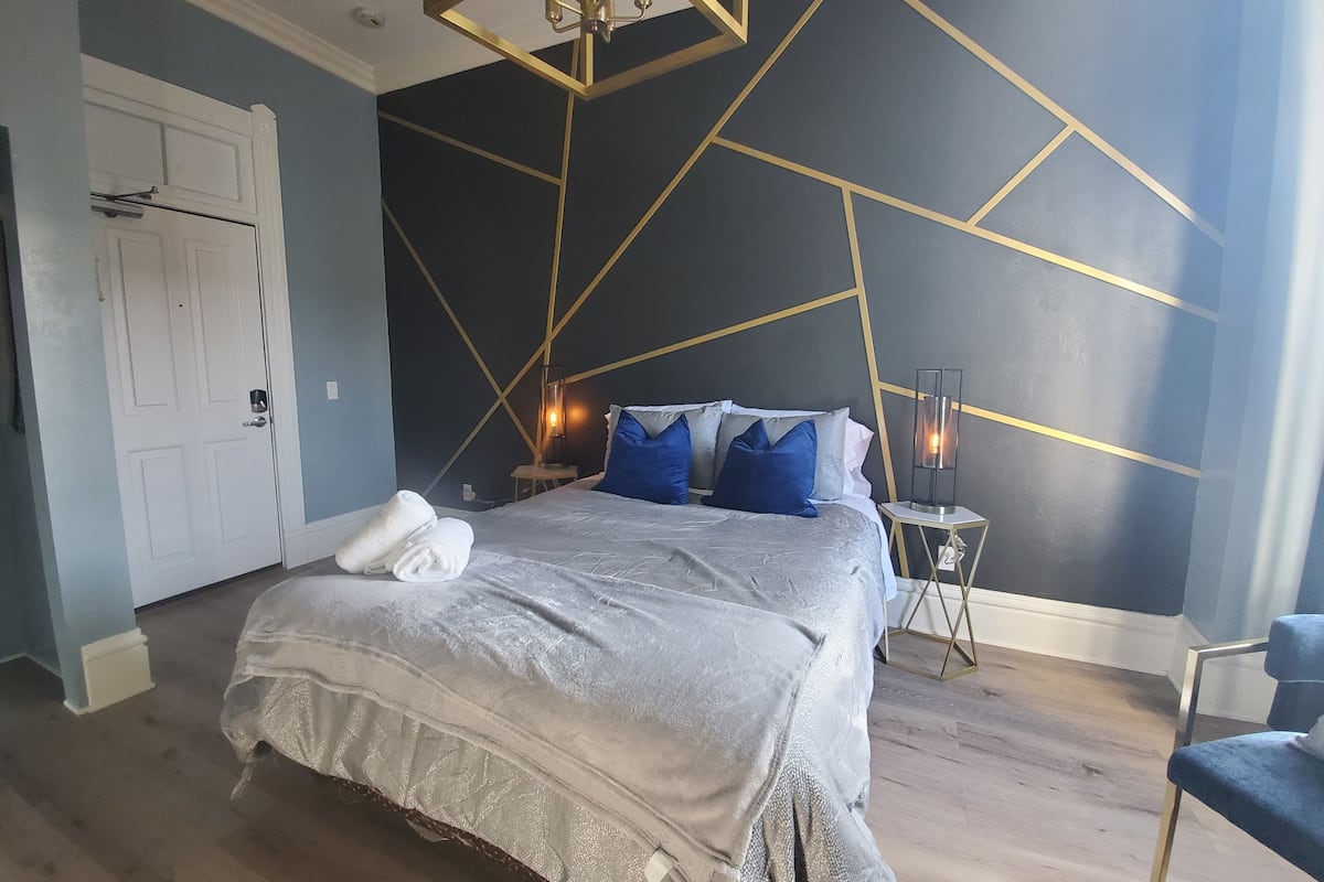 Economy Room | Desk, laptop workspace, iron/ironing board, WiFi (free)