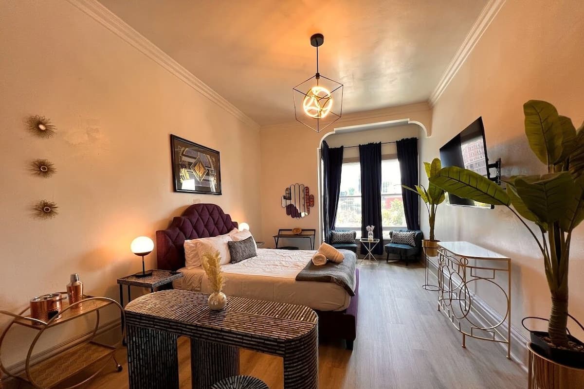 Economy Room | Desk, laptop workspace, iron/ironing board, WiFi (free)