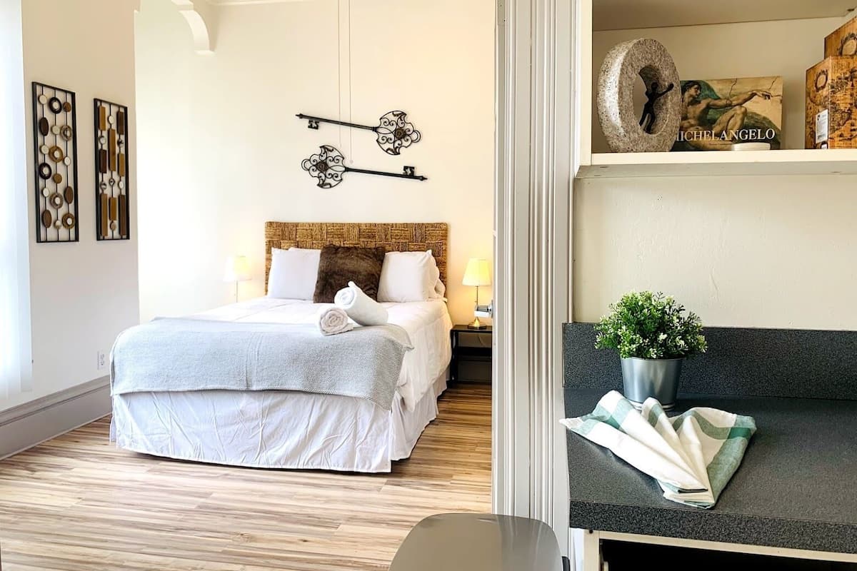Economy Room | Desk, laptop workspace, iron/ironing board, WiFi (free)