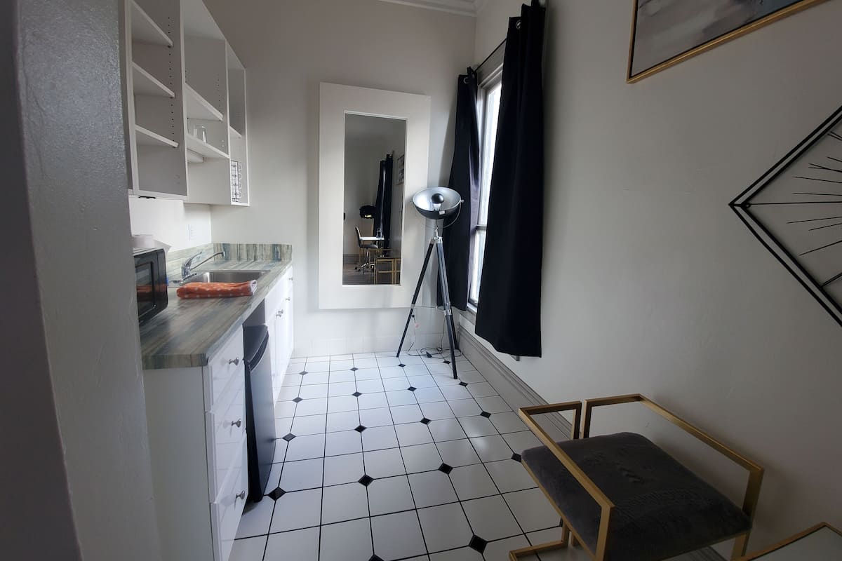 Economy Room | Desk, laptop workspace, iron/ironing board, WiFi (free)