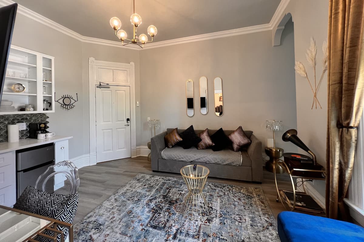 Economy Room | Desk, laptop workspace, iron/ironing board, WiFi (free)