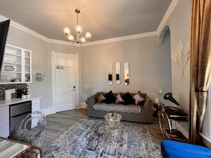 Escritorio y espacio para trabajar con laptop