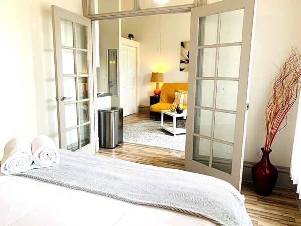 Escritorio y espacio para trabajar con laptop