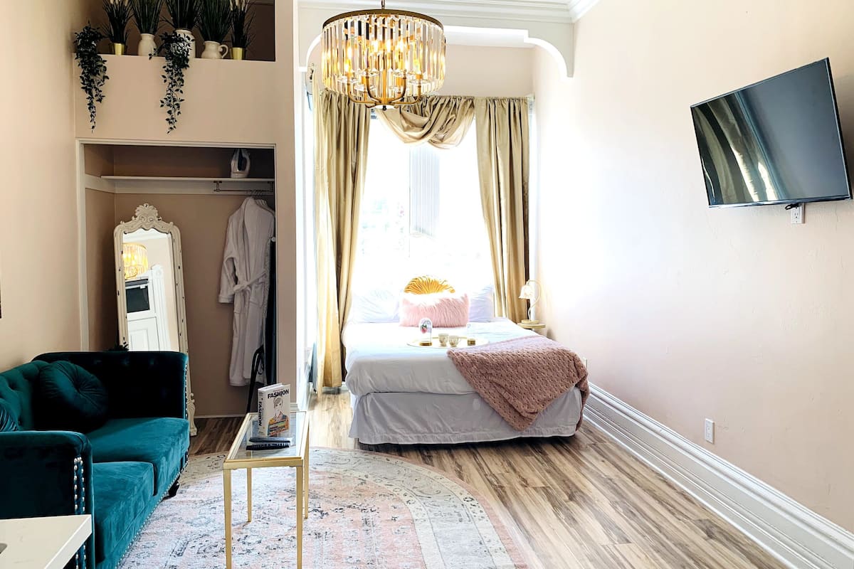 Economy Room | Desk, laptop workspace, iron/ironing board, WiFi (free)