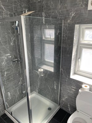 Deluxe Double Room, 1 Double Bed | Bathroom | Free toiletries, hair dryer, towels - Nikoda Lodge (Gillingham)
