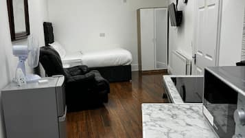 Family Studio Suite | Living area | Smart TV